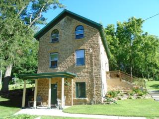 9916 Dunlap Hollow Rd, Mazomanie, WI 53560-9797