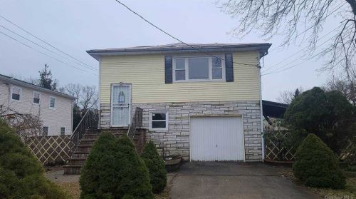 218 Montana Ave, Bayshore, NY 11706-5756