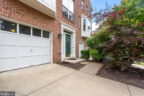 13211 Fox Ripple Ln, Herndon, VA 20171-3043