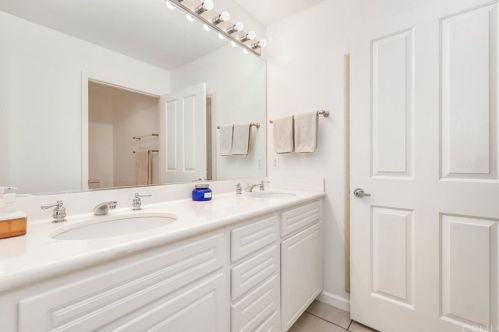 605 Solvay Aisle, Irvine CA  92606-0833 exterior