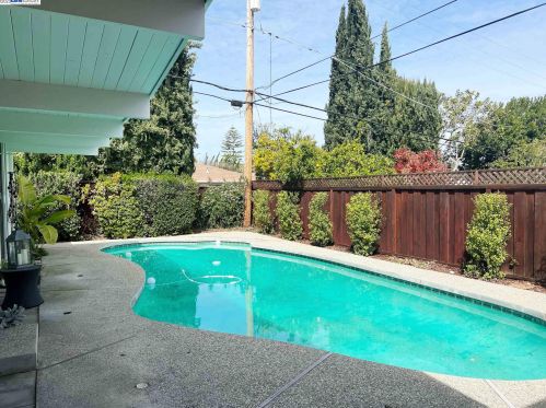 1104 Hollenbeck Ave, Sunnyvale CA 94087-2403 exterior