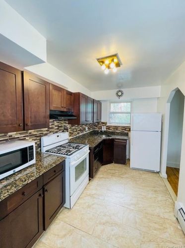 2789 Hone Ave, Bronx NY  10469-3807 exterior