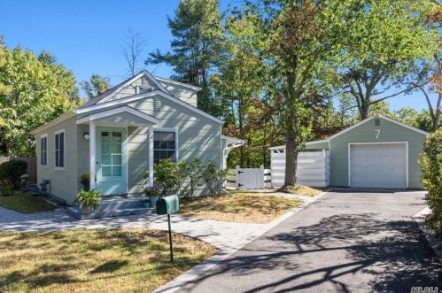 7 Lynn Ave, Elwood, NY 11731-3451