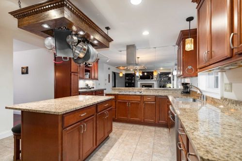 11 Lilac Ln, Fishkill, NY 12524-2746