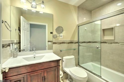 16 Steeple Chase Ct, Bedminster NJ  07921-1638 exterior