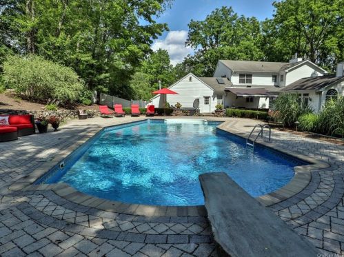 15 Sandfort Ln, Warwick, NY 10990-3136