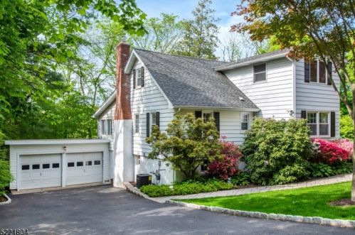 25 Whaleback Ter, Skyline Lakes, NJ 07456-2913