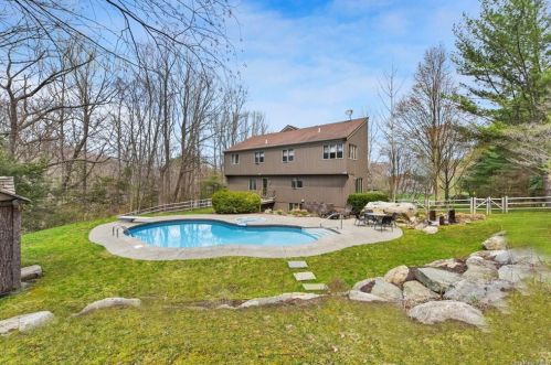 2 Apple Hill Ct, Lewisboro, NY 10590-1400