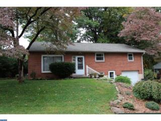 8 Circle Dr, Akron, PA 17501-1640
