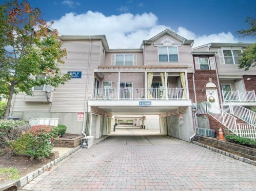 558 Great Beds Ct, Perth Amboy NJ  08861-5202 exterior