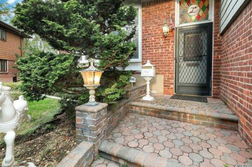 589 Meryl Dr, Westbury, NY 11590-5311