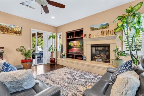 662 Canterbury Cir, Vacaville CA  95687-8225 exterior