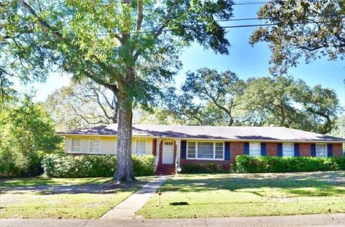 1208 Belle Chene Dr, Mobile, AL 36693-4511