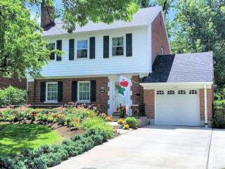 1533 Oak Knoll Dr, Cincinnati, OH 45224-1061