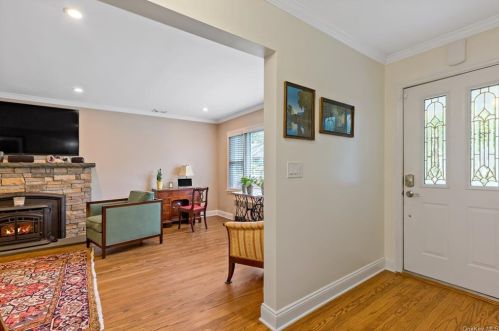 67 Underhill Rd, Crotonville, NY 10562-5103