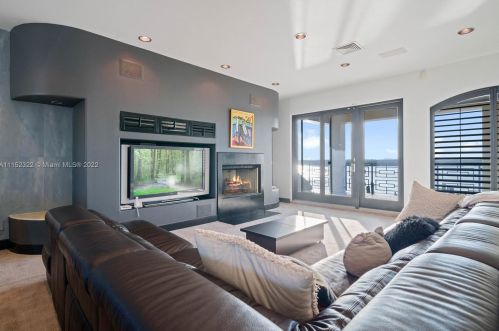 4828 Peninsula Dr, Daytona Beach FL 32127-7203 exterior