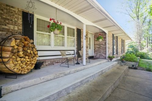 86 Rutherford Dr, Belvidere, NJ 07823-2530