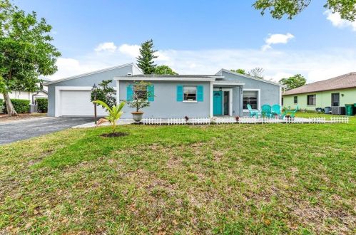 9810 Whitehall St, Naples, FL 34109-1628