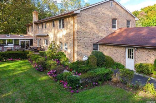 226 Wheatley Rd, Westbury, NY 11568-1000