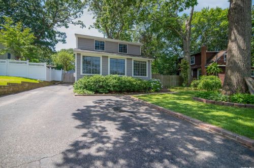 90 Upton Dr, Scotts Beach, NY 11789-2046