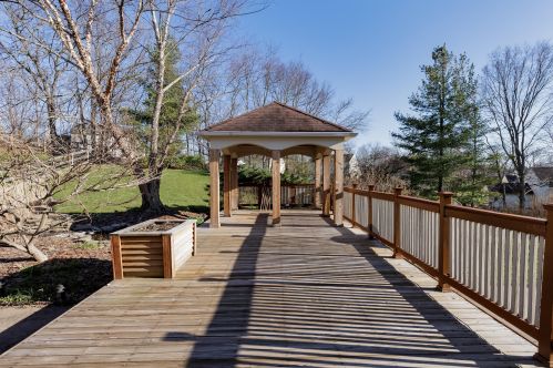 8526 Woodcreek Dr, Florence KY  41042-8237 exterior