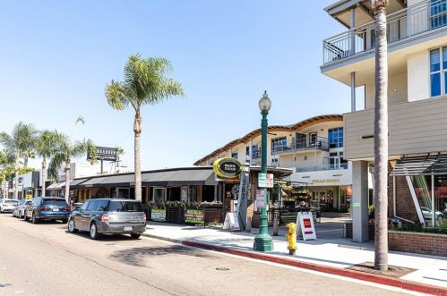687 Coast Highway 101, Encinitas CA  92024-3578 exterior