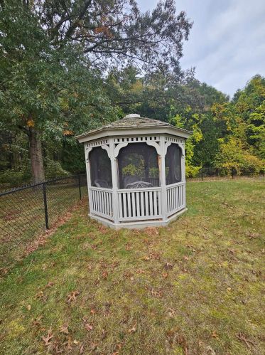 6 Gln Denin Dr, Salem NH  03079-2302 exterior