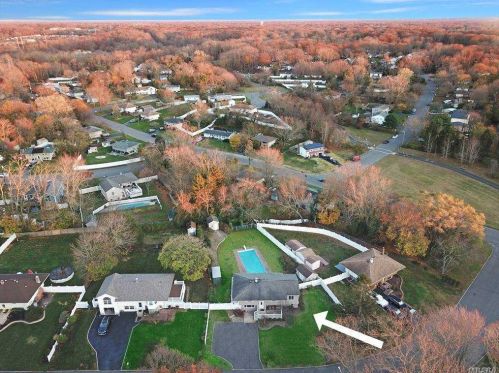6 Bobcat Ln, Strongs Neck, NY 11733-3603