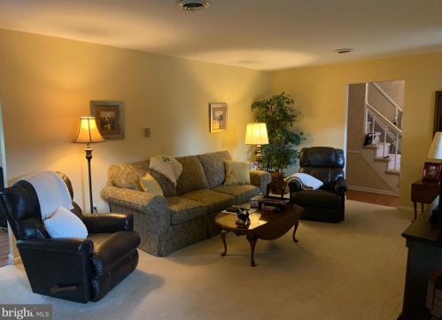 1128 Lincoln Heights Ave, Ephrata, PA 17522-1517