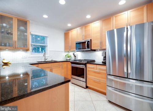 7003 Hickory Hill Rd, Falls Church VA  22042-3903 exterior