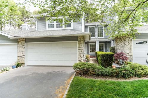 37 Greenwich Ct, Holbrook, NY 11741-2848
