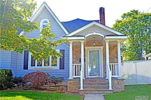 4070 Chestnut St, Seaford, NY 11783-1908