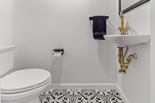 62 Demello Dr, Tiverton RI  02878-2770 exterior