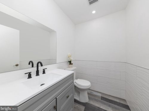 1667 Bachan Ct, Herndon VA  20190-4406 exterior