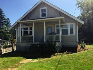 617 15th St, Seattle, WA 98055-3352