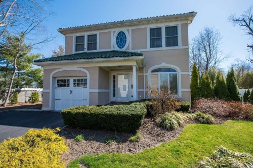 7 Villa Promenade, Bayshore, NY 11706-8437