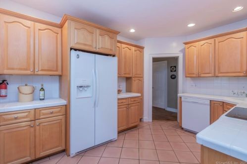 98 Kings Dr, Southport CT  06890-1209 exterior