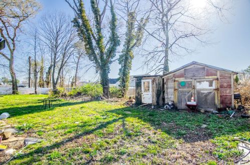1760 Manatuck Blvd, Bayshore, NY 11706-1127