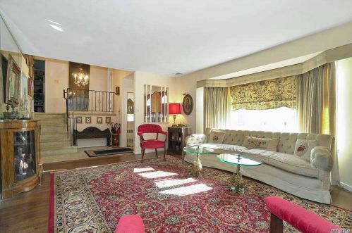 4005 Bayberry Ln, Seaford, NY 11783-1500