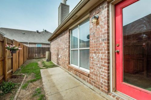 903 Palomino Dr, Euless, TX 76039-3961