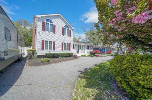 109 Oakdale St, Bayshore, NY 11706-2031