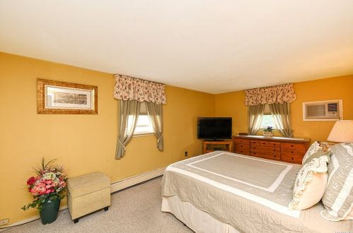 114 Fischer Ave, Islip Terrace NY  11752-2331 exterior