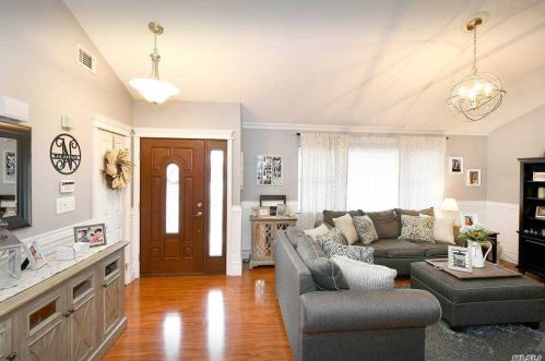 140 10 Ave, Holtsville NY  11742-2312 exterior