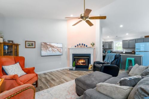 127 Jefferson Dr, Bybee, VA 22963-2202
