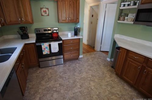 31 Willard Rd, Manchester CT  06042-3352 exterior