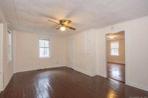 1047 Farmington Ave, Hartford CT  06107-2109 exterior