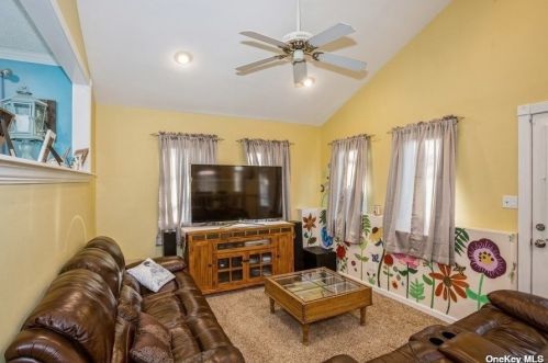 1 Laura Dr, South Setauket NY  11720-3068 exterior