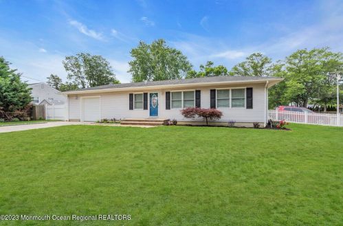 307 Newark Dr, Bricktown, NJ 08724-2263