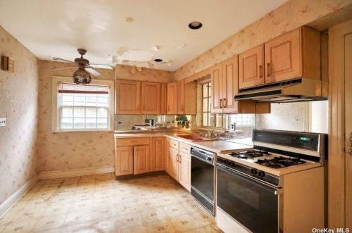 3 Revere Dr, Floral Park NY  11001-2814 exterior