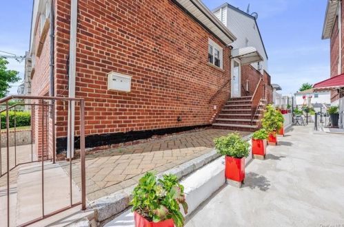 1377 Siegfried Pl, Bronx, NY 10465-1321